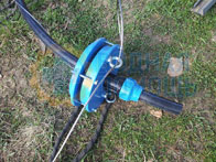Обвязка монтажного оголовка, при этом фиксируется водоподъемная труба, нержавеющий трос и электрический кабель
